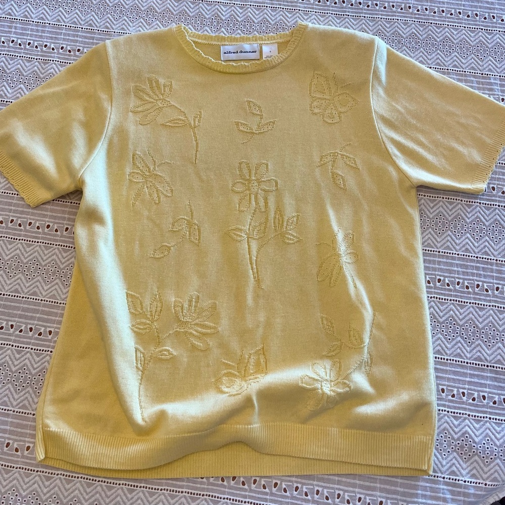 Alfred Dunner yellow sweater top scalloped edges